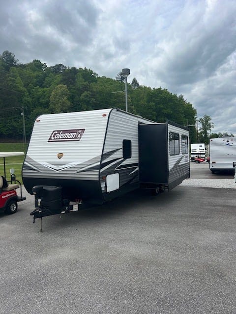 2020 Coleman 26 BH Lantern Towable trailer in Mills River