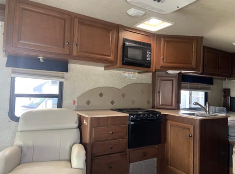 2013 Fleetwood RV Jamboree Searcher 25K Drivable vehicle in Burbank