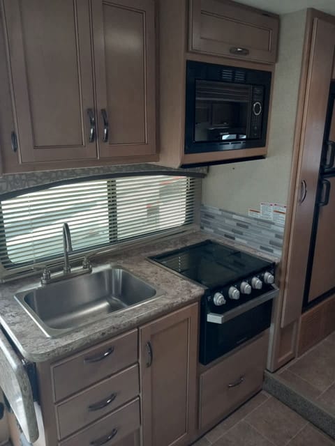 Excellent RV for your excellent experience. Drivable vehicle in Winter Springs