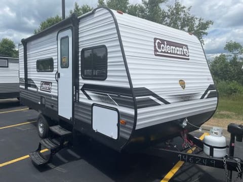 6 person, family friendly & Roomy! Towable trailer in North Canton