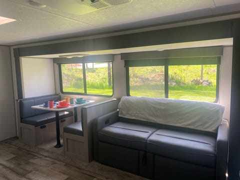 6 person, family friendly & Roomy! Towable trailer in North Canton