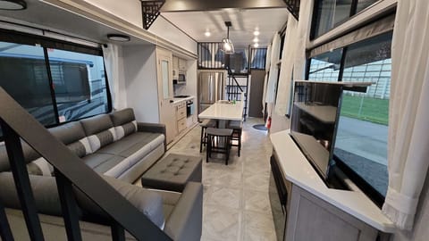 Luxury Getaway: Salem 42View RV Rental w/ Delivery Towable trailer in Merrillville