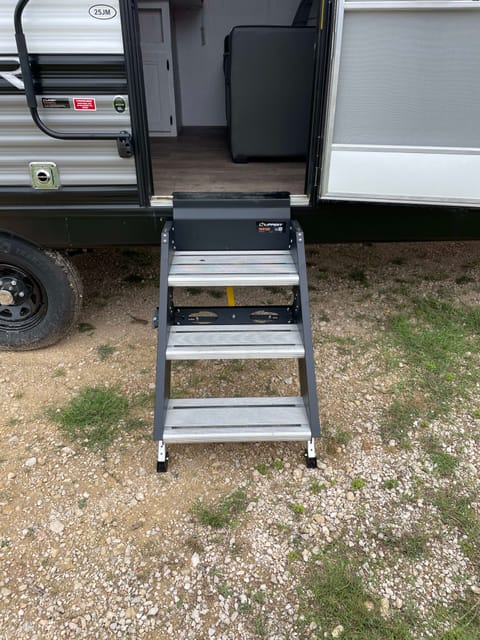 22 Trailrunner 251BH Veteran/1st response Discount Towable trailer in Bulverde