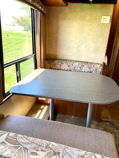 Luxe Galore! Newer, Ultra Clean! Spacious Bunks! Towable trailer in Idaho Falls