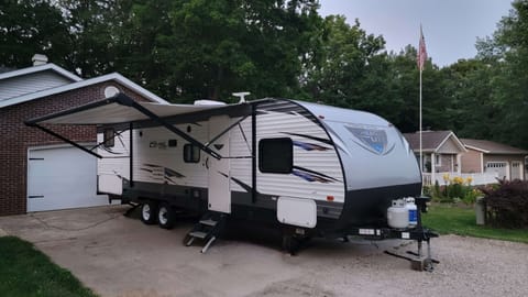 2018 Forest River Cruise Lite- Sleeps 9 Towable trailer in Effingham