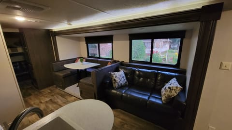 2018 Forest River Cruise Lite- Sleeps 9 Towable trailer in Effingham