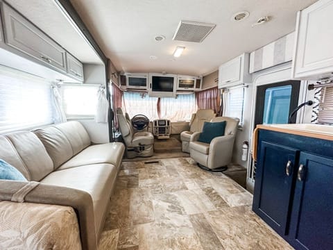 Beautiful remodeled Cozy 2007 Itasca Sunova Véhicule routier in Corona