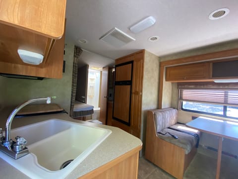 San Diego, Very Clean Motorhome! Low Miles Drivable vehicle in Spring Valley