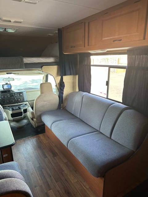 Fully loaded 2015 Thor Motor Coach Majestic Drivable vehicle in Citrus Heights