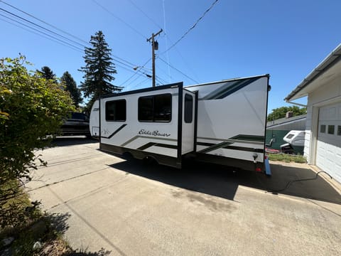 Eddie Bauer Towable trailer in Klamath Falls