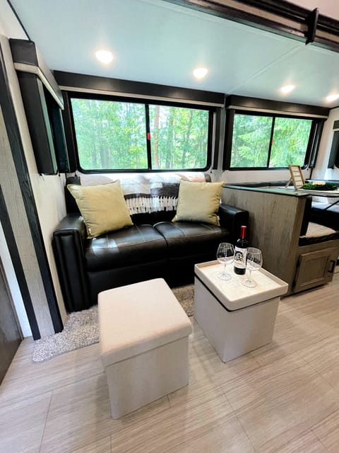 The Perfect Glamping Getaway! 3bds, TWO bathrooms! Towable trailer in Burien