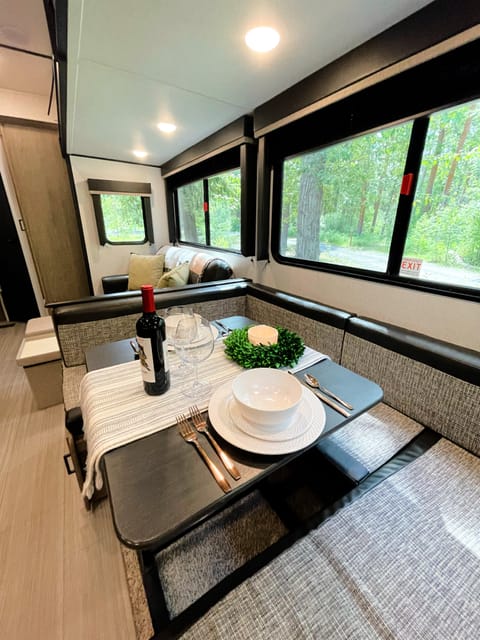 The Perfect Glamping Getaway! 3bds, TWO bathrooms! Tráiler remolcable in Burien