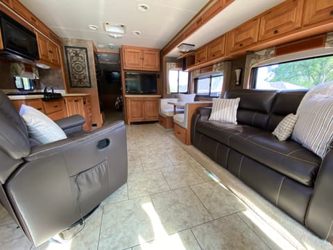 2011 Tiffin - Allegro Open Road Drivable vehicle in Waterford