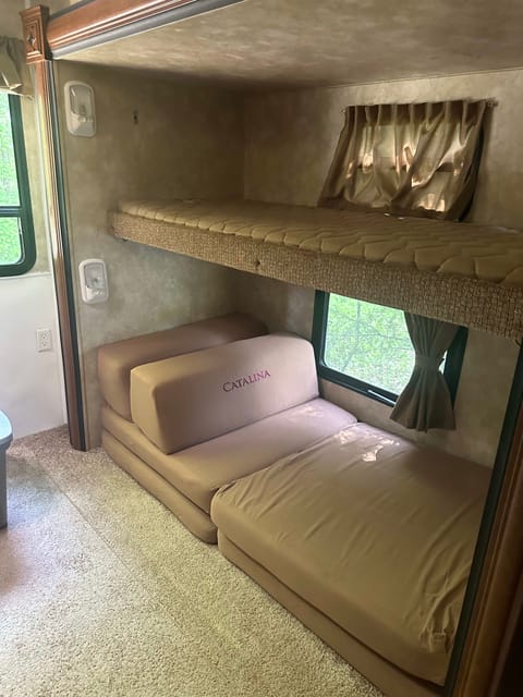 Fully Stocked with Bunk Room and Outdoor Kitchen Rimorchio trainabile in West Point Lake