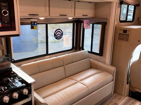 Pet Friendly Class C RV - Ready for an Adventure Drivable vehicle in Deerfield Beach