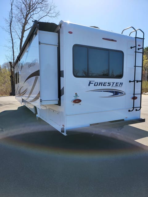 Traveleaze is a 2019 Forest River 31' smart RV Véhicule routier in Derry