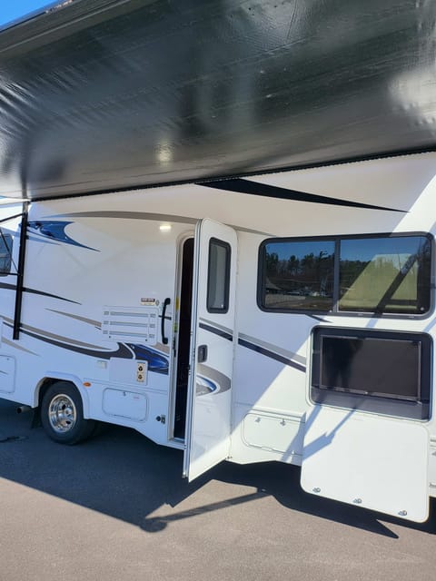 Traveleaze is a 2019 Forest River 31' smart RV Véhicule routier in Derry
