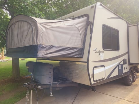 2018 Coachmen RV Freedom Express 22DSX Towable trailer in Flint