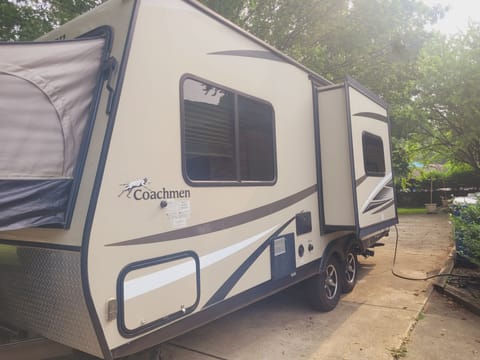 2018 Coachmen RV Freedom Express 22DSX Towable trailer in Flint