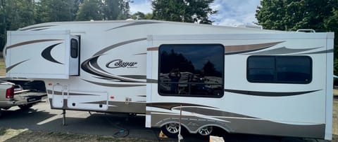 2013 Keystone RV Cougar 280RLS Towable trailer in Port Angeles