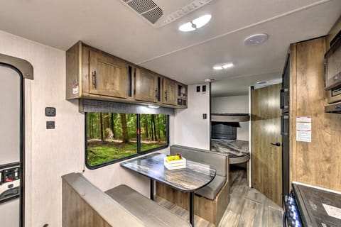 BEAUTIFUL PIONEER Travel Trailer- SLEEP UP TO 8! Tráiler remolcable in Pacific Beach