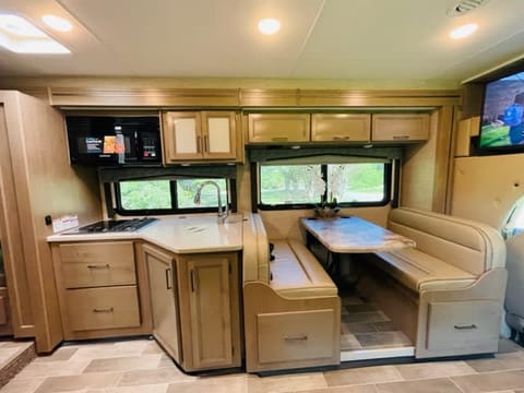 2022 Thor Motor Coach Chateau 31EV Drivable vehicle in Fort Smith