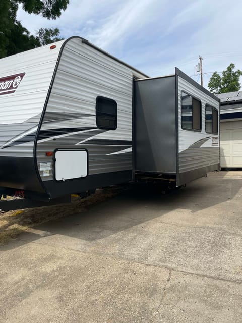 2021 Dutchmen RV Coleman Lantern Series 263BH Towable trailer in Red Bluff