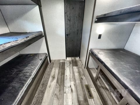 Like New 35' RV Travel Trailer Remorque tractable in Edmond