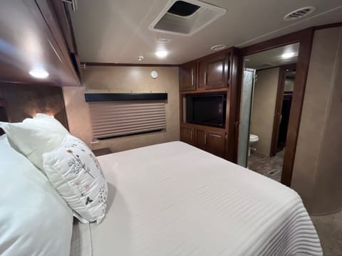 "Full Retreat" 42ft XLR 395AMP BEST DEAL BIG RV Towable trailer in Tavares