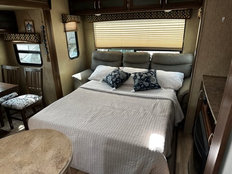Beautiful and Spacious RV- with 3 slide! Towable trailer in Saint Charles