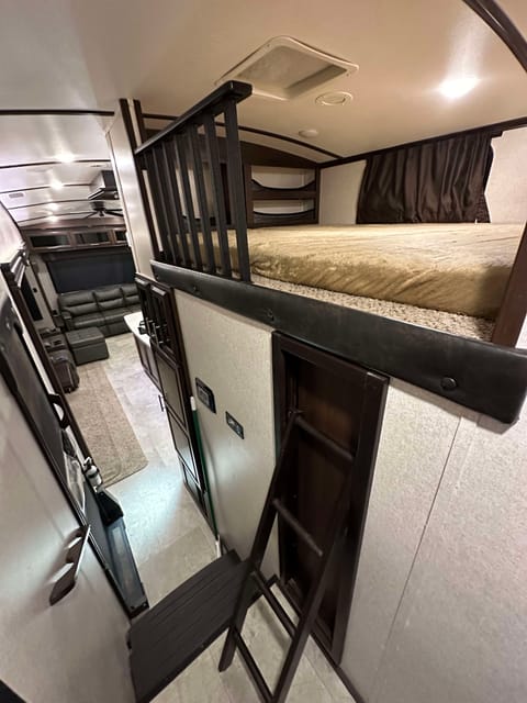 Glamping at its finest! Jayco Luxury sleeps 9! Towable trailer in Bakersfield