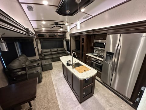 Glamping at its finest! Jayco Luxury sleeps 9! Towable trailer in Bakersfield