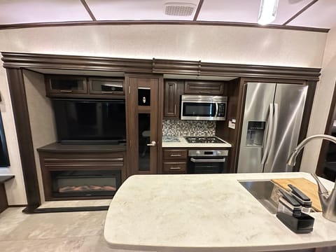 Glamping at its finest! Jayco Luxury sleeps 9! Towable trailer in Bakersfield
