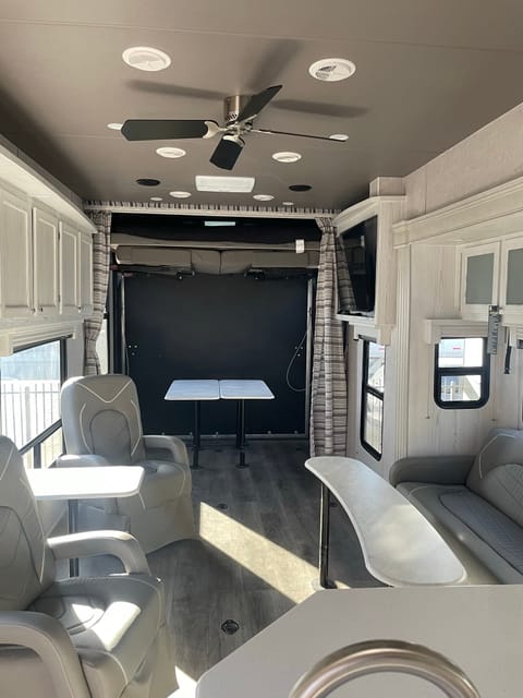 BEAUTIFUL NEW 5TH WHEEL RV “GLAMPING” ADVENTURE! Towable trailer in Menifee