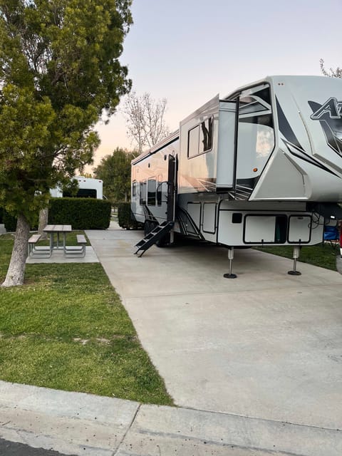 BEAUTIFUL NEW 5TH WHEEL RV “GLAMPING” ADVENTURE! Towable trailer in Menifee