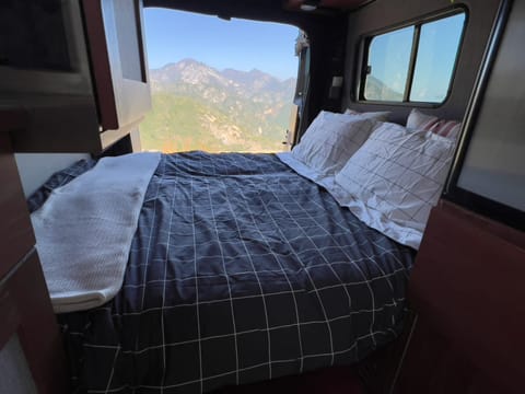 Roadtrek - Easy to drive loaded campervan! Reisemobil in Eagle Rock