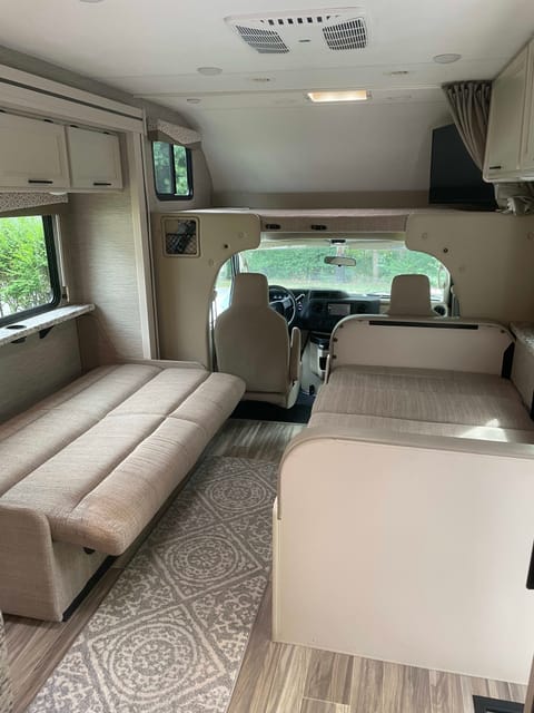 2022 Thor Motor Coach - Freedom Elite Drivable vehicle in Mattapoisett