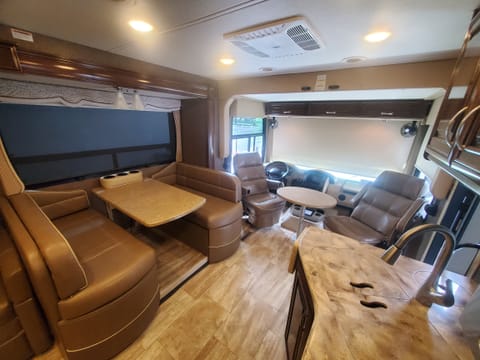 KING Master - 2017 Thor Motor Coach Challenger Drivable vehicle in Meridian