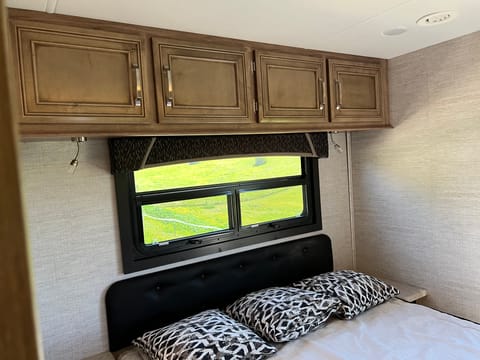 Child and Pet Friendly Class C Motorhome Drivable vehicle in Menifee