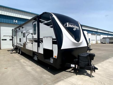 Tidus! 32ft Modern Travel Trailer Towable trailer in Sun Valley