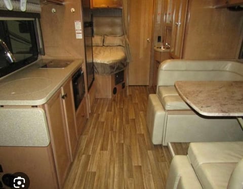 Like New Luxury RV - Adventure with Style! 19 MPG Vehículo funcional in Winters