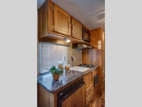 Fully Stocked Keystone Travel Trailer Sleeps 5 Towable trailer in Eastvale