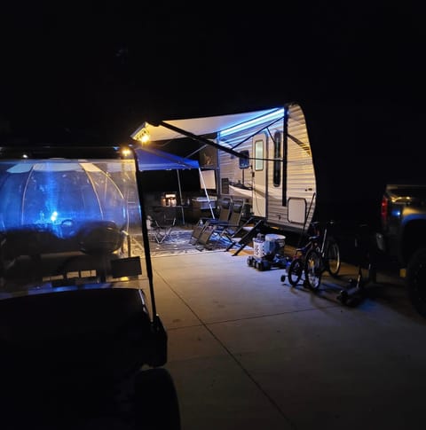RV Oasis Towable trailer in Middle Smithfield