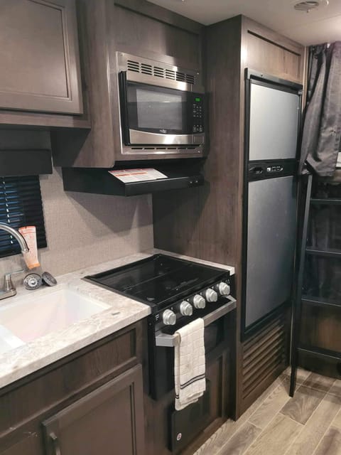 RV Oasis Towable trailer in Middle Smithfield