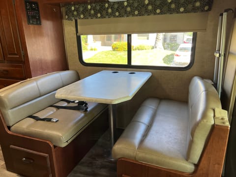 Lovely family friendly RV in Los Angeles Drivable vehicle in Hollywood