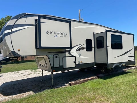 2021 Forest River Rockwood Ultra Lite 2891BH Towable trailer in Lenexa