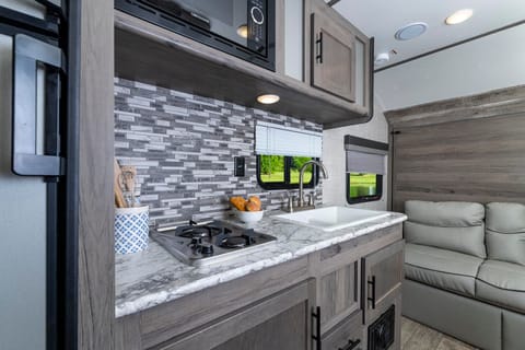 2022 Gulf Stream Ameri-Lite 197 Bunkhouse Sleeps 8 Towable trailer in Pacific Beach