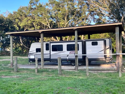 2021 Dutchmen RV Coleman Lantern Series 337BH Tráiler remolcable in Apopka