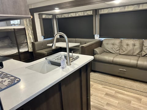 J&M’s Home away from home RV rental Remorque tractable in Muskogee