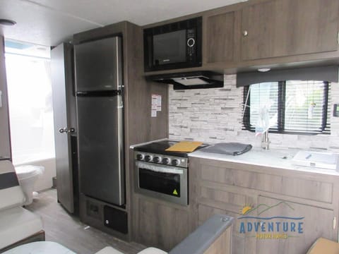 Enjoy Family Fun in this 2021 Clipper Cadet 26CBH! Towable trailer in St. Peters